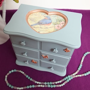 Birds jewelry box. Upcycled and vintage jewelry box. Decoupage.
