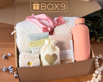 Caja de regalo acogedora: manta de punto, taza, calcetines, chocolate y té