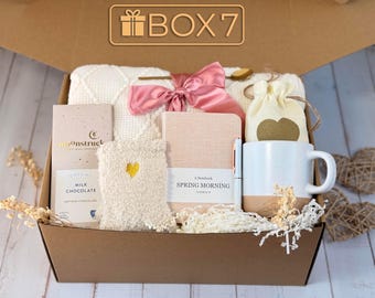 Envío de una caja de regalo con abrazos, manta de punto, calcetines suaves y té.