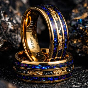 Herrenring aus Meteorit und Blattgold, Gelbgoldring mit blauen Sandsteineinlagen, Nebelring – Verlobungsring mit Galaxienmotiv
