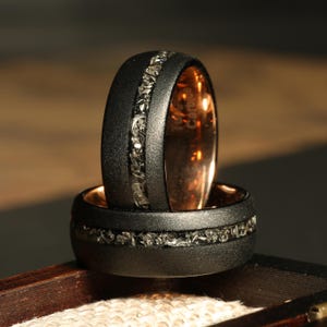 Herrenring 8 mm Schwarz Meteorit sandgestrahlt Herrenring, Innenring Roségold