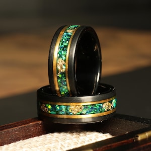 Hartmetall-Schwarz-Ring - Grüner Opal Ehering für Männer, 8 mm Comfort Fit 24K Blattgold Akzente Hypoallergen Schmuck Geschenk