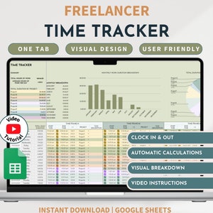 Puede incluir: Una pantalla de computadora portátil que muestra una plantilla de seguimiento del tiempo de Google Sheet para autónomos. La hoja incluye un resumen de las horas totales trabajadas, un desglose mensual y la duración total por proyecto. La hoja también incluye una función de entrada y salida del reloj, cálculos automáticos y desgloses visuales. La hoja está etiquetada como "Time Tracker" e incluye un tutorial en video.
