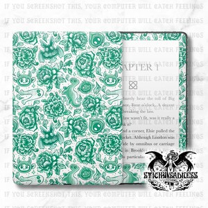Peut inclure: Une housse de Kindle turquoise et blanche avec un motif répété de fleurs, de chauves-souris et de personnages de dessins animés. Le Kindle est ouvert, affichant le texte d'un livre. L'étui a un design assorti. Le logo "Sticky Sadness" est en bas à droite.
