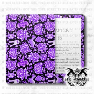 Peut inclure: Une housse de Kindle noire et violette avec un motif floral et fantaisiste. Le motif comprend des fleurs violettes, des créatures de dessins animés et d'autres éléments décoratifs. La housse est ouverte, révélant l'écran avec du texte. Le logo Sticky Sadness est visible.