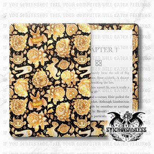 Peut inclure: Une housse de liseuse noire avec un motif floral et de personnages doré et crème. La housse est ouverte, révélant l'écran de la liseuse avec du texte. La housse porte l'inscription "IF YOU SCREENSHOT THIS, YOUR COMPUTER WILL CATCH FEELINGS".