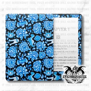 Peut inclure: Housse de liseuse noire avec un motif floral et de créatures bleues. La couverture est ouverte, révélant l'écran avec du texte. La couverture porte le texte "IF YOU SCREENSHOT THIS, YOUR COMPUTER WILL CATCH FEELINGS" et le logo "STICKY SADNESS".