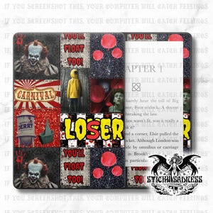 Peut inclure: Une housse de Kindle noire et grise avec un motif patchwork représentant des images de Pennywise le clown, des ballons rouges et le mot "LOSER". La housse comprend également le texte "YOU'LL FLOAT TOO!" et "CARNIVAL".