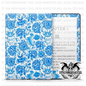 Peut inclure: Une housse de Kindle bleue et blanche avec un motif floral et de créatures. La housse présente un motif répétitif de fleurs bleues, de créatures de dessins animés et d'autres formes sur fond blanc. Le texte "CHAPTER 1" est visible à l'écran.
