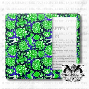 Peut inclure: Une housse de liseuse à motifs bleus et verts avec des fleurs et des créatures. La housse est ouverte, révélant l'écran avec du texte. La housse porte l'inscription "IF YOU SCREENSHOT THIS, YOUR COMPUTER WILL CATCH FEELINGS".