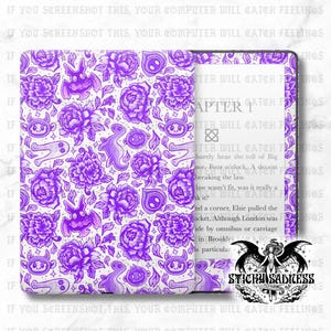 Peut inclure: Une housse de Kindle violette et blanche ornée d'un motif répété de fleurs, de chauves-souris et de personnages de dessins animés. L'étui ouvert révèle le texte d'un livre. Le logo Sticky Sadness est visible.