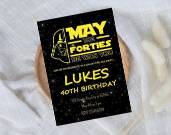 Può includere: Un invito di compleanno nero e giallo a tema Star Wars. L'invito presenta una silhouette del casco di Darth Vader e il testo "Che i Quaranta siano con te". Include anche il nome "Lukes" e il testo "40° compleanno".
