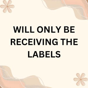 Op de afbeelding: Een beige achtergrond met de tekst "WILL ONLY BE RECEIVING THE LABELS" in vette zwarte letters. De afbeelding heeft decoratieve bloemen en abstracte vormen in bruin- en beigetinten.