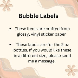 Op de afbeelding: De afbeelding toont de tekst "Bubble Labels" in een vetgedrukte, zwarte letter. De tekst staat op een lichtbeige achtergrond met bloemen en abstracte designelementen. De tekst vermeldt ook dat de labels zijn gemaakt van glanzend vinyl stickerpapier en voor 60 ml flessen zijn.
