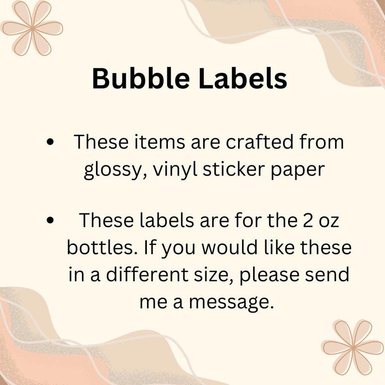 Op de afbeelding: De afbeelding toont de tekst "Bubble Labels" in een vetgedrukte, zwarte letter. De tekst staat op een lichtbeige achtergrond met bloemen en abstracte designelementen. De tekst vermeldt ook dat de labels zijn gemaakt van glanzend vinyl stickerpapier en voor 60 ml flessen zijn.