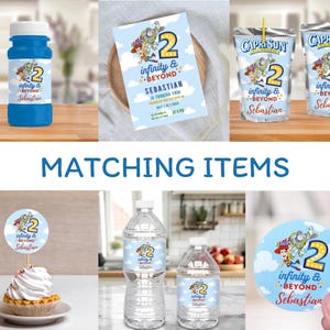 Op de afbeelding: Een verzameling feestartikelen met een "Toy Story" thema. Inclusief een blauwe bellenblaasfles, uitnodiging, Capri Sun-sapboxen, cupcake-topper, waterflessen en een sticker. Alle items hebben de tekst "infinity & beyond" en het nummer "2".