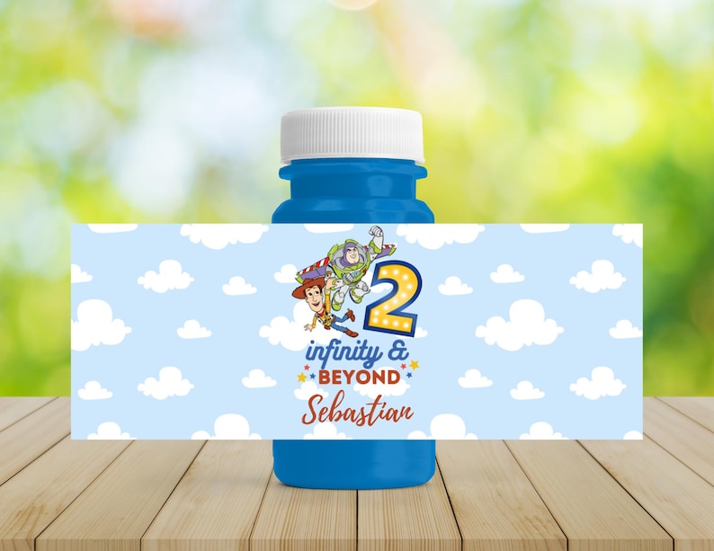 Op de afbeelding: Een blauwe bellenblaasfles met een witte dop. Het etiket toont de tekst "infinity & beyond" en het nummer "2" met stripfiguren. De achtergrond is lichtblauw met witte wolken. De naam "Sebastian" staat ook op het etiket.