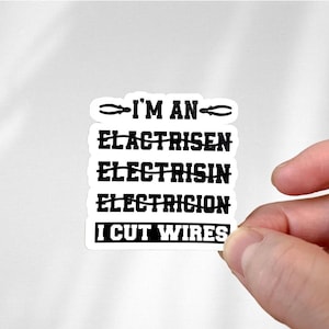 Könnte beinhalten: Ein weißer Aufkleber mit schwarzem Text, der "Ich bin ein Elektriker, ich schneide Drähte" lautet. Der Text wird mehrmals mit leichten Variationen in der Schreibweise wiederholt.