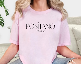 ポジターノ-イタリア コンフォートカラーシャツ、イタリアトラベルTシャツ、ポジターノシャツ、イタリアの都市タイポグラフィ、ヨーロッパ旅行ギフト、イタリアスウェットシャツ