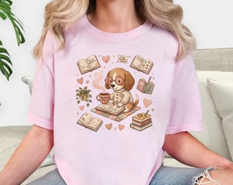 コーヒーと本を持ったビーグル犬のシャツ、居心地の良い読書好きの犬Tシャツ、本好きのビーグル犬Tシャツ、かわいいコーヒー犬のグラフィックTシャツ、本好きの子犬へのギフト