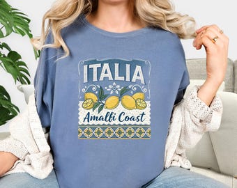 イタリア アマルフィ海岸 シャツ、イタリア トラベル Tシャツ、ラ・ドルチェ・ヴィータ シャツ、アマルフィ海岸愛好家へのギフト、ヨーロッパ旅行シャツ、コンフォートカラーシャツ