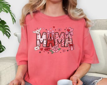 ママバレンタインシャツ、コンフォートカラーズママシャツ、バレンタインデーママTシャツ、キュートなママラブシャツ、ママへのギフト、ママパーカースウェットシャツVネック