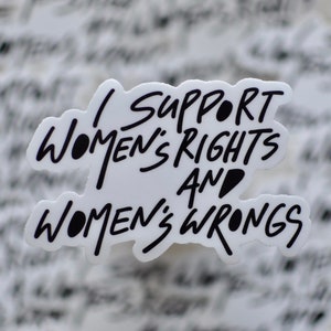 Puede incluir: Pegatina blanca con texto negro que dice "Apoyo los derechos de las mujeres y los errores de las mujeres".