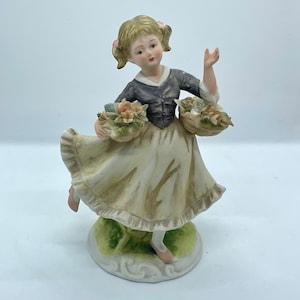 Figura coleccionable pintada a mano de la década de 1960 &quot;Niña con cestas de flores&quot; de ESD.