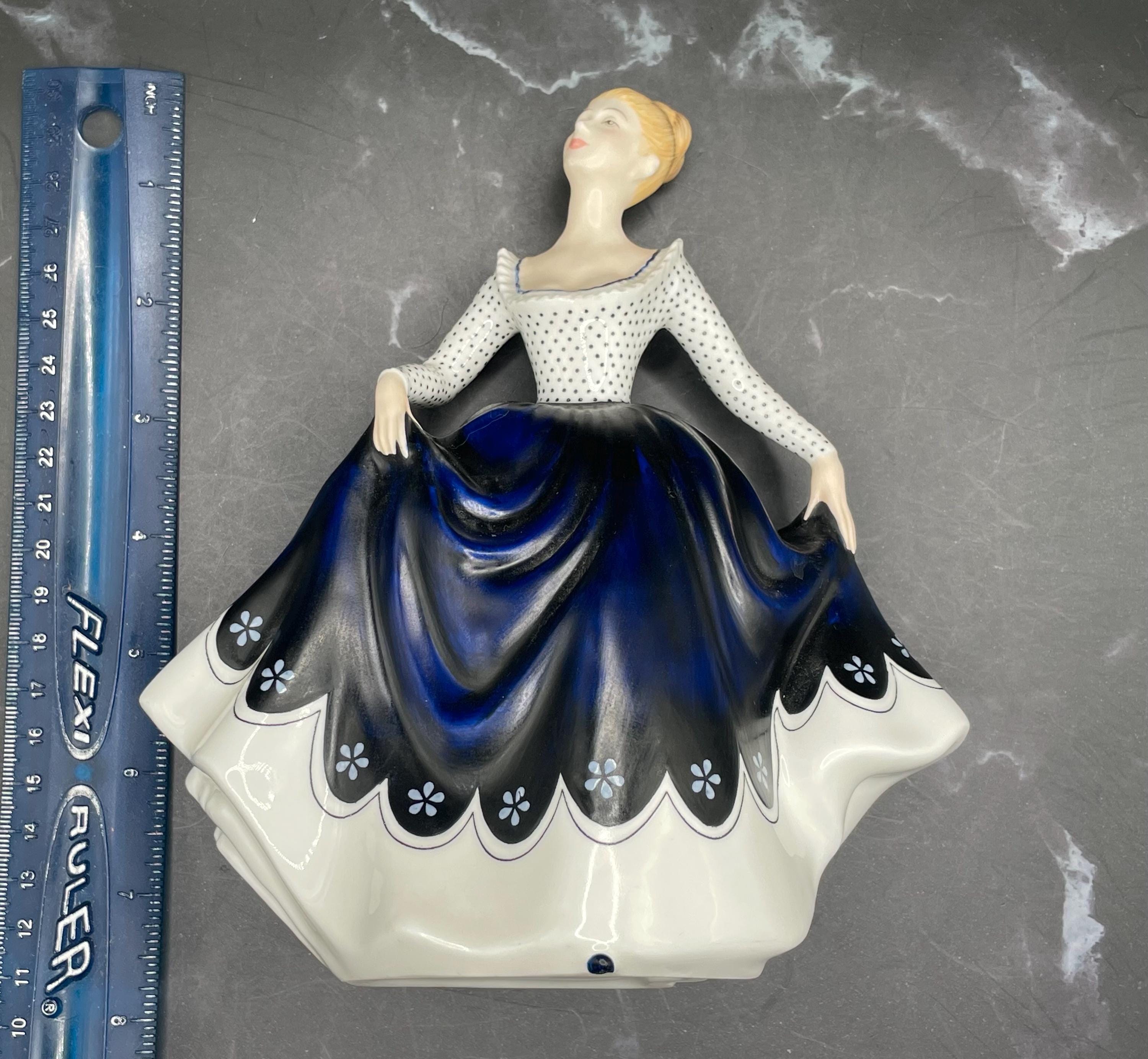 ロイヤルドルトン リサ 人形   LISA 1968 Vintage Royal Doulton 