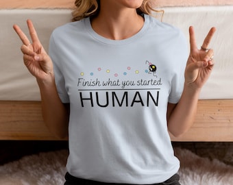 Camiseta unisex de estilo suave inspirada en El viaje de Chihiro con los sprites de hollín "Termina lo que empezaste".