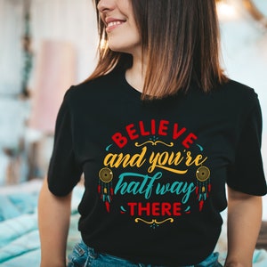 Camisetas motivacionales Camisetas con mensajes positivos Camisetas con graficos edificantes Camisetas con esloganes alentadores Camisetas con temas de exito Inspiradoras Etsy Espana