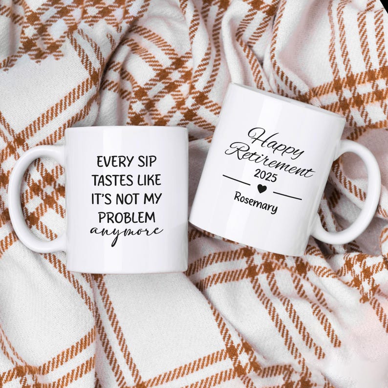 Pu&ograve; includere: Due tazze in ceramica bianca con testo nero. Una tazza dice "Every sip tastes like it's not my problem anymore". L'altra tazza dice "Happy Retirement 2025 Rosemary".