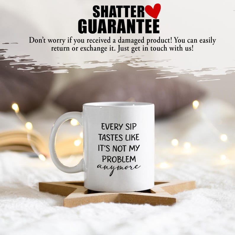 Pu&ograve; includere: Una tazza da caff&egrave; in ceramica bianca con testo nero che recita "Every Sip Tastes Like It's Not My Problem Anymore".