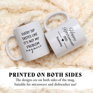 Pu&ograve; includere: Due tazze in ceramica bianca con testo nero. Una tazza dice "Every sip tastes like it's not my problem anymore". L'altra tazza dice "Happy Retirement 2025" con il nome "Rosemary" sotto. Il testo "PRINTED ON BOTH SIDES" &egrave; in fondo all'immagine. I disegni sono stampati su entrambi i lati della tazza. Adatto per forno a microonde e lavastoviglie.
