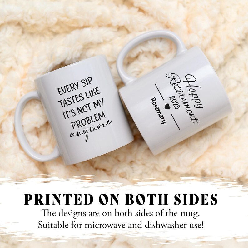 Pu&ograve; includere: Due tazze in ceramica bianca con testo nero. Una tazza dice "Every sip tastes like it's not my problem anymore". L'altra tazza dice "Happy Retirement 2025" con il nome "Rosemary" sotto. Il testo "PRINTED ON BOTH SIDES" &egrave; in fondo all'immagine. I disegni sono stampati su entrambi i lati della tazza. Adatto per forno a microonde e lavastoviglie.