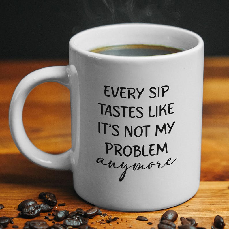 Pu&ograve; includere: Tazza da caff&egrave; in ceramica bianca con testo nero che recita "Every sip tastes like it's not my problem anymore".