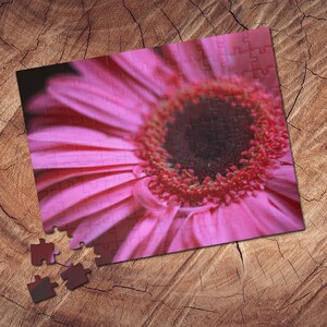 Pink Gerbera Daisy Puzzle – Floral Jigsaw for Adults – Relaxing Mindfulness Gift – Botanical Wall Art – Unique Calm Activity - Relaxing Game