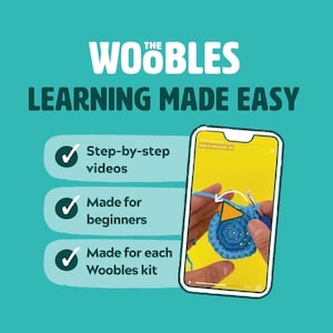 Puede incluir: Imagen promocional de "The Woobles" con el texto "Learning Made Easy". Presenta un smartphone mostrando un tutorial de ganchillo. La imagen destaca videos paso a paso, instrucciones para principiantes y compatibilidad con los kits Woobles.
