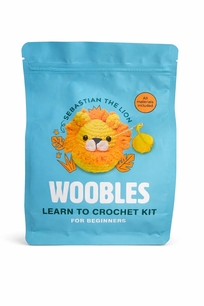 Kit Woobles – Sebastián el León – Kit de iniciación para aprender a tejer a crochet – Regalo de manualidades – Kit de animales de crochet – Kit completo de crochet imagen 1