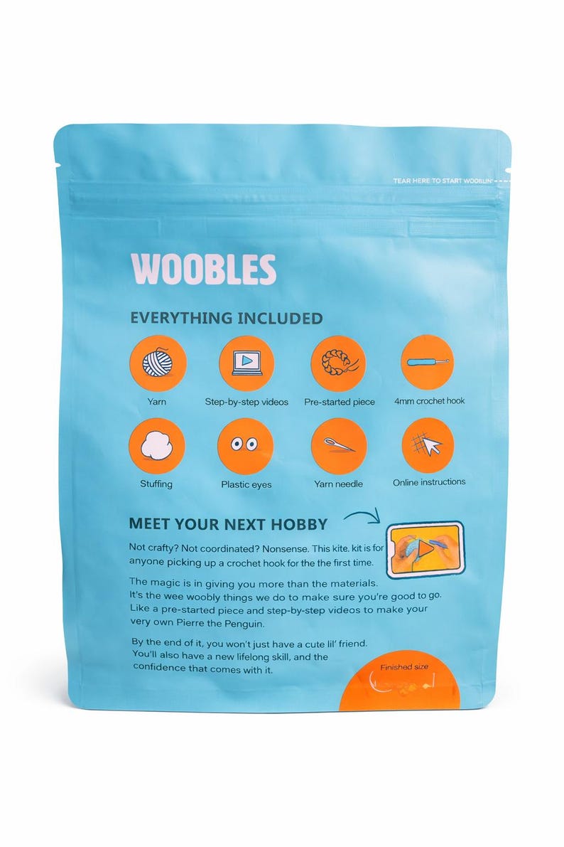 Puede incluir: Un paquete azul claro etiquetado como "WOOBLES" contiene todo lo necesario para un proyecto de ganchillo. El paquete incluye hilo, un ganchillo, relleno, ojos de pl&aacute;stico e instrucciones en l&iacute;nea. Tambi&eacute;n es visible el texto "MEET YOUR NEXT HOBBY".