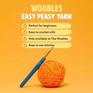 Puede incluir: Una bola de hilo naranja y un ganchillo azul sobre un fondo naranja brillante. El texto "The Woobles Easy Peasy Yarn" est&aacute; en la parte superior, con vi&ntilde;etas que resaltan caracter&iacute;sticas como "Perfecto para principiantes" y "F&aacute;cil de tejer".