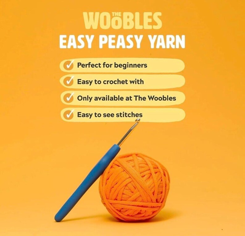 Puede incluir: Una bola de hilo naranja y un ganchillo azul sobre un fondo naranja brillante. El texto "The Woobles Easy Peasy Yarn" est&aacute; en la parte superior, con vi&ntilde;etas que resaltan caracter&iacute;sticas como "Perfecto para principiantes" y "F&aacute;cil de tejer".