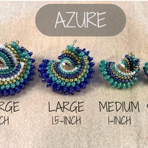 以下が含まれることがあります： Azureカラーの扇形ビーズイヤリング4点。X-LargeからSmallまでサイズ順に並んでいます。青、ターコイズ、白、金のビーズが同心円状に配置されています。テキストラベルで2インチから0.75インチまでのサイズが示されています。
