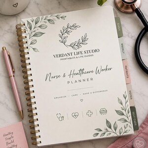 Può includere: Un'agenda a spirale per infermieri e operatori sanitari con copertina color crema, ghirlanda botanica, icone mediche e il testo Verdant Life Studio Printables & Life Guides. L'agenda include schede etichettate per l'organizzazione giornaliera, settimanale, pazienti, note e cura di sé.