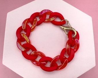 Stylish bracelet with red chain links and shimmering accents