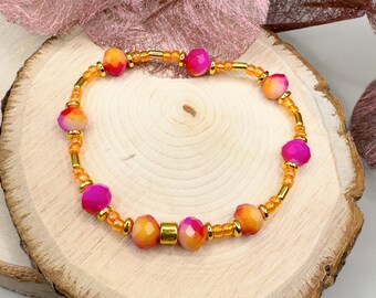 Colorful bracelet with faceted beads and gold-colored decorative beads
