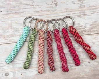 Handmade paracord keychains in stylish colors – perfect as a gift!