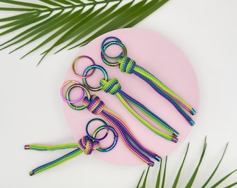 Paracord keychain rainbow – handmade, colorful + sturdy, with rainbow shine ring – gift idea for him & her