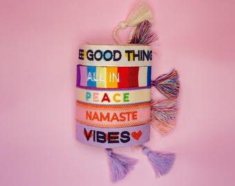 Bunte Freundschaftsarmbänder mit Spruch – Peace, Namaste, See Good, All In – Handgemachte Boho Statement Armbänder