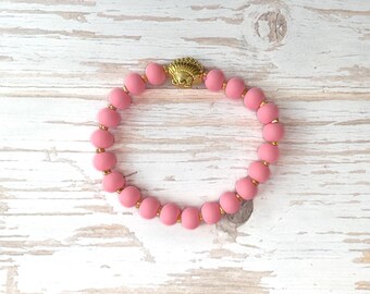 Rubber bead bracelet with gold details and shell pearl